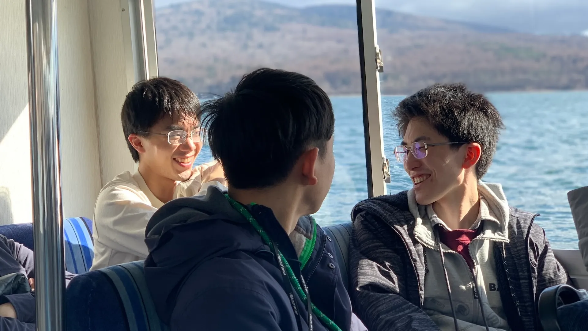 遊覧船の中から山中湖を眺める様子